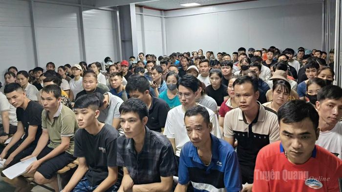 Đoàn viên, công nhân lao động thuộc Tổng Công ty May Tuyên Quang LGG - Chi nhánh Thái Sơn tham dự buổi tuyên truyền.