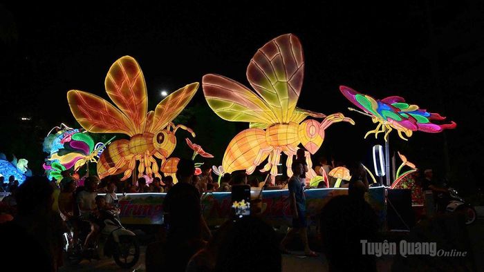 Từ sức sáng tạo của người dân, những mô hình đèn Trung thu năm nay đa dạng về chủ đề, thiết kế, tạo nên sức hấp dẫn lớn với du khách. Ảnh: Quỳnh Hương