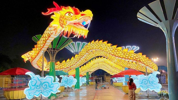 Mô hình “Rồng Thăng Long”được nghệ nhân Bùi Văn Toán thực hiện trưng bày tại không gian Hoàng thành Thăng Long, Hà Nội trong một triển lãm mang tính quốc tế năm 2025.
