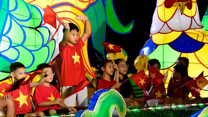Trẻ em thích thú khi tham gia diễn diễu cùng các mô hình.