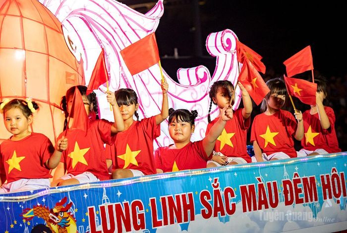Xuất phát từ tình yêu thương dành cho thiếu nhi, người dân ở từng tổ dân phố đã cùng nhau sáng tạo nên những mô hình khổng lồ.