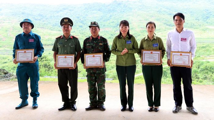 Lãnh đạo xã Yên Sơn tặng Giấy khen cho các tập thể.
