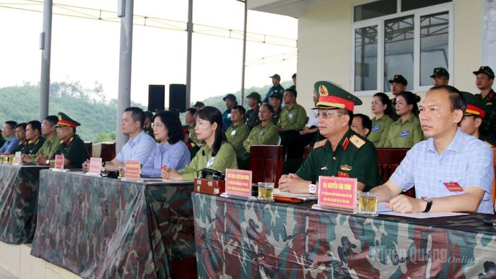 Các đại biểu theo dõi phần diễn tập thực binh.
