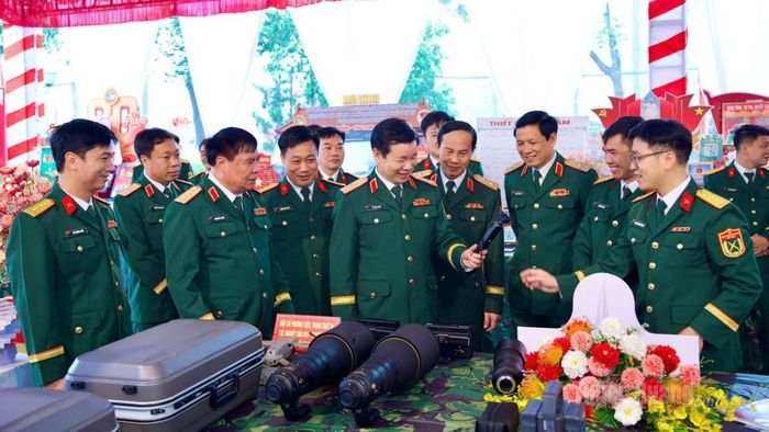 Các đại biểu tham quan gian hàng trưng bày trang, thiết bị của Báo Quân khu 2.