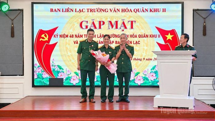 Ban liên lạc Trường Sỹ quan lục quân và Ban liên lạc Trường Quân sự Quân khu II tặng hoa và quà cho Ban liên lạc Trường Văn hóa Quân khu II.