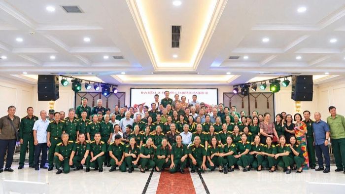 Các thế hệ thầy trò nhà trường qua các thời kỳ chụp ảnh lưu niệm tại buổi gặp mặt.