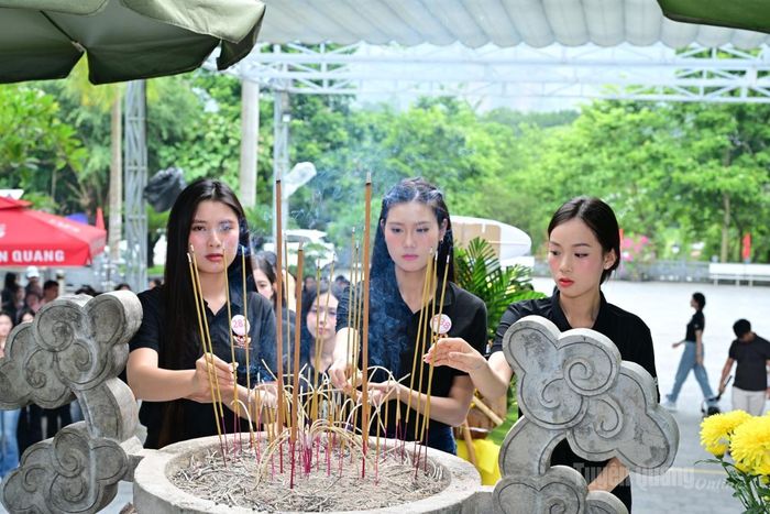 Các thí sinh dâng hương tại Nghĩa trang Liệt sỹ Quốc gia Vị Xuyên.