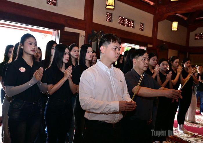 Đoàn dâng hương tại Đền thờ Liệt sỹ Quốc gia Vị Xuyên.