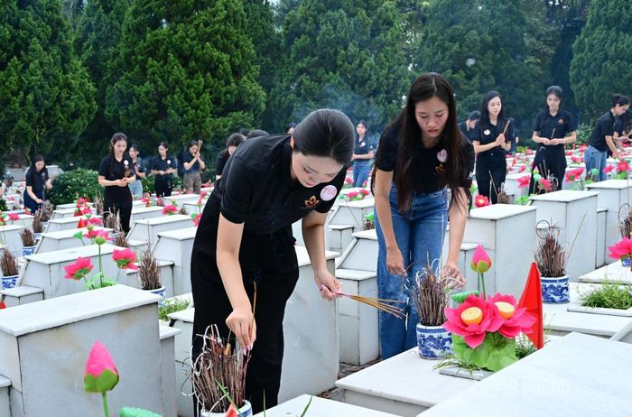 Các thí sinh thắp hương cho các phần mộ liệt sỹ.