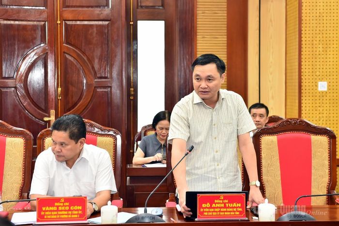 Đồng chí Phó Chủ tịch UBND tỉnh Đỗ Anh Tuấn báo cáo kết quả thực hiện Nghị quyết 71-NQ/TW tại hội nghị.