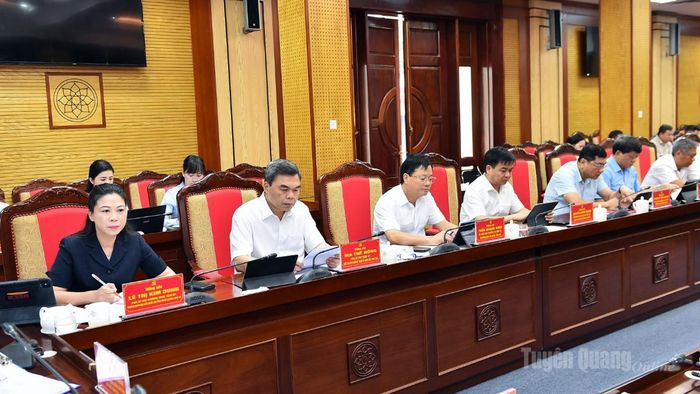 Các đồng chí Thường trực Tỉnh ủy và đại biểu tại hội nghị.