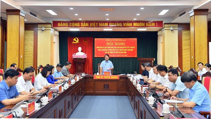 Đồng chí Bí thư Tỉnh ủy Hầu A Lềnh chủ trì hội nghị.
