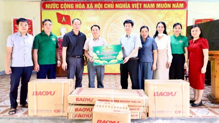 Đoàn công tác trao tặng trang thiết bị hỗ trợ HTX Dệt lanh Lùng Tám.