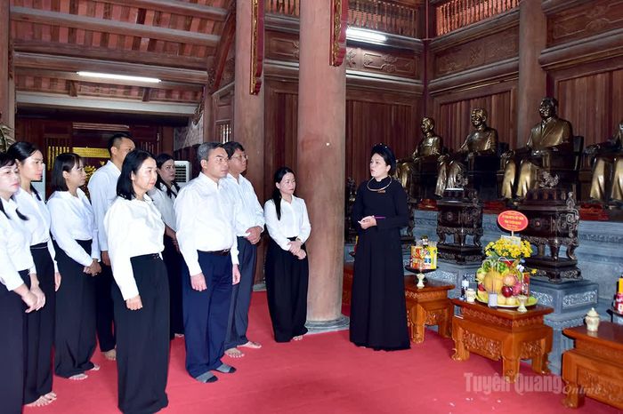 Đoàn đại biểu Đảng ủy MTTQ, các đoàn thể tỉnh; Ủy ban MTTQ Việt Nam tỉnh nghe giới thiệu về thân thế, sự nghiệp cách mạng của Cụ Bùi Bằng Đoàn.