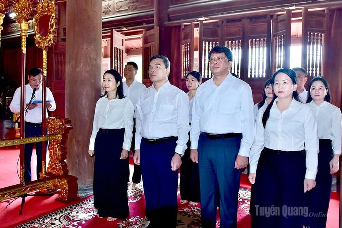 Đoàn đại biểu Đảng ủy MTTQ, các đoàn thể tỉnh; Ủy ban MTTQ Việt Nam tỉnh do đồng chí Ma Thế Hồng, Phó Bí thư Tỉnh ủy, Bí thư Đảng ủy MTTQ, các đoàn thể tỉnh, Chủ tịch Ủy ban MTTQ Việt Nam tỉnh làm Trưởng đoàn dâng hương, dâng hoa tưởng niệm Cụ Bùi Bằng Đoàn.