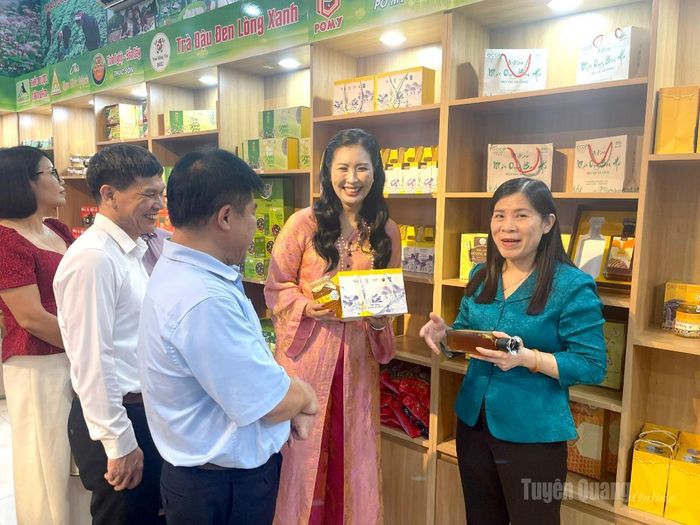 Các đại biểu tham quan điểm trưng bày.