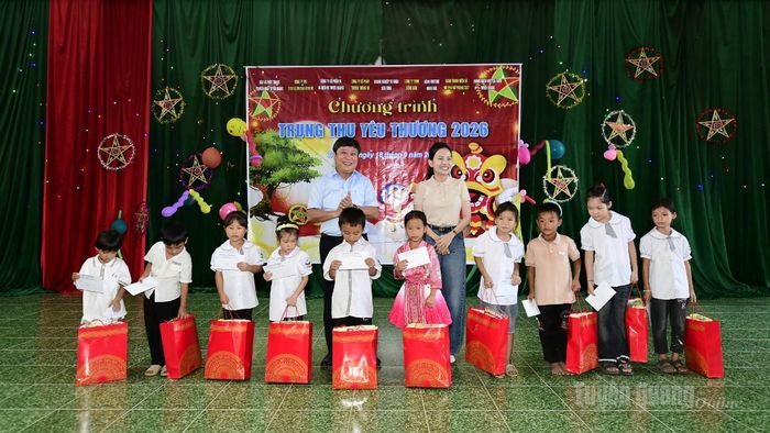Đồng chí Mai Đức Thông, Giám đốc Báo và phát thanh, truyền hình Tuyên Quang và nhà tài trợ trao quà cho các em học sinh.