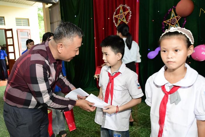 Nhà tài trợ chương trình trao quà cho các em học sinh.