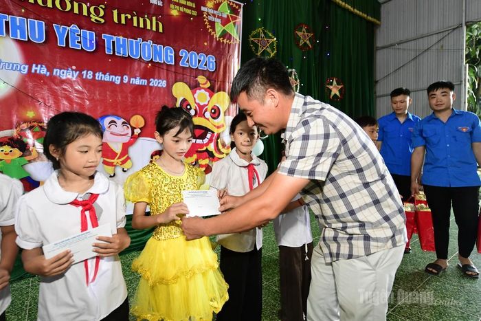 Nhà tài trợ chương trình trao quà cho các em học sinh.