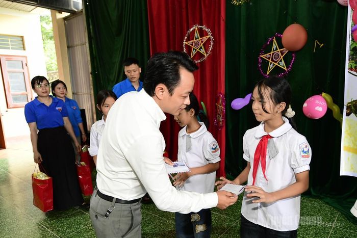 Nhà tài trợ chương trình trao quà cho các em học sinh.