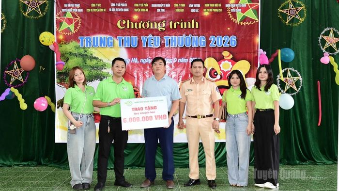 Nhà tài trợ chương trình trao học bổng cho các em học sinh có hoàn cảnh khó khăn của nhà trường.