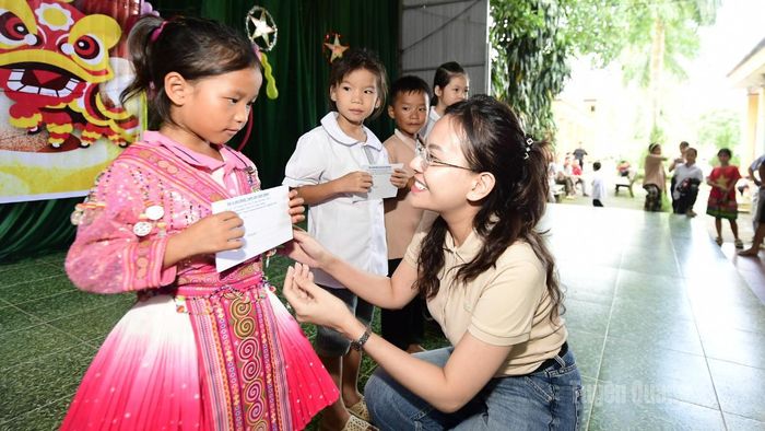 Nhà tài trợ chương trình trao quà cho các em học sinh.