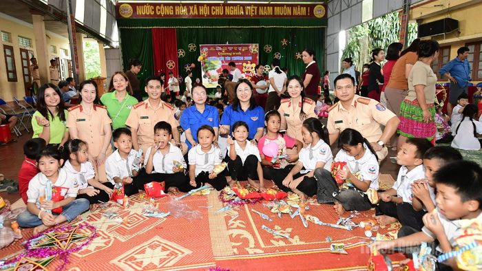 Các đại biểu, thầy cô giáo và các em học sinh vui phá cỗ Trung thu.