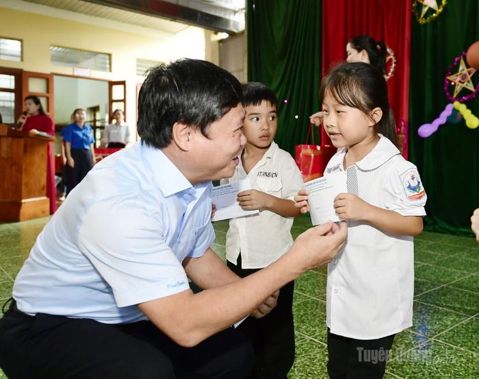 Đồng chí Mai Đức Thông, Uỷ viên Ban Chấp hành Đảng bộ tỉnh, Giám đốc Báo và phát thanh, truyền hình Tuyên Quang, Chủ tịch Hội Nhà báo tỉnh trao quà cho các em học sinh có hoàn cảnh khó khăn.
