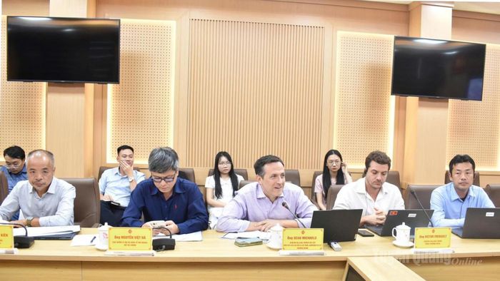 Ông Sean Michaeels, chuyên gia giao thông cao cấp, điều phối viên đầu mối tại Việt Nam, Campuchia và Lào thuộc Ngân hàng Thế giới phát biểu tại buổi làm việc.