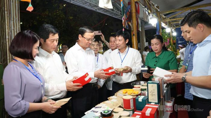 Các đại biểu tham quan gian hàng tại Festival nông sản, OCOP, làng nghề gắn kết du lịch - Tuyên Quang năm 2026.