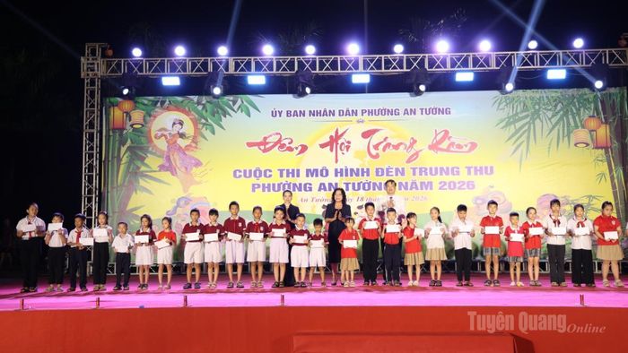 Lãnh đạo UBND phường An Tường, nhà tài trợ tặng quà cho học sinh nghèo vượt khó trên địa bàn.