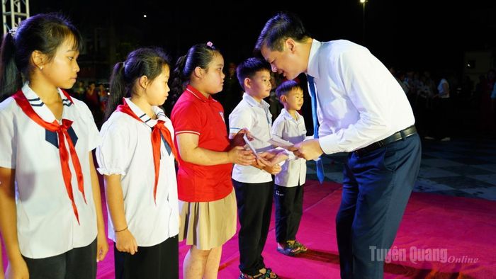 Lãnh đạo UBND phường An Tường trao quà cho học sinh nghèo vượt khó trên địa bàn.