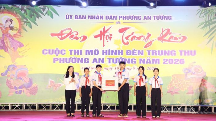 Đồng chí Lê Thị Thanh Trà, Phó Chủ tịch HĐND tỉnh trao quà cho học sinh trên địa bàn phường An Tường.