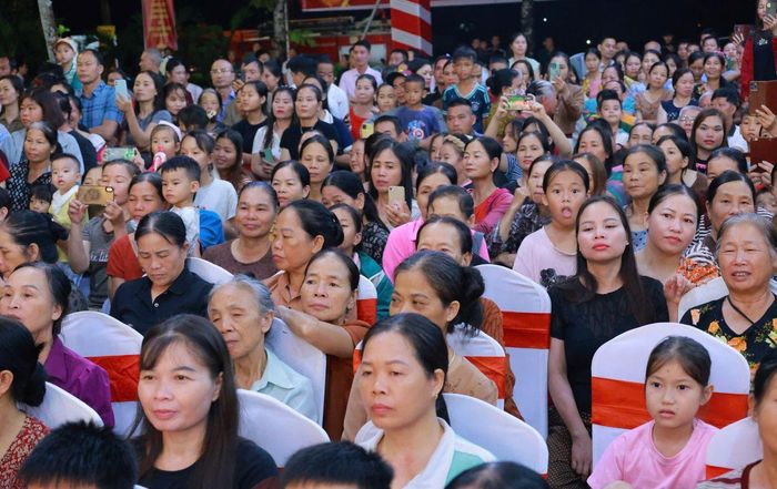 Đông đảo người dân dự đêm gala.