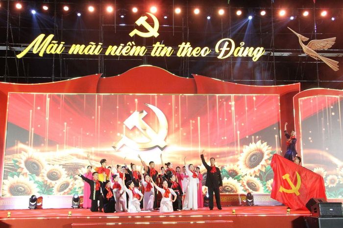 Các tiết mục văn nghệ được dàn dựng công phu.