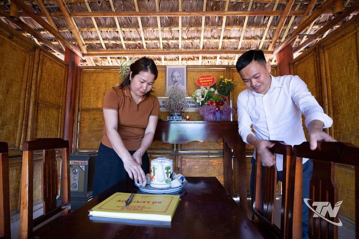 Ngôi nhà lá trong khu di tích được phục dựng theo nếp nhà xưa, nay là nơi đón các đoàn về nguồn. Trong ảnh: Cán bộ xã La Bằng thường xuyên chăm lo, gìn giữ khu di tích.