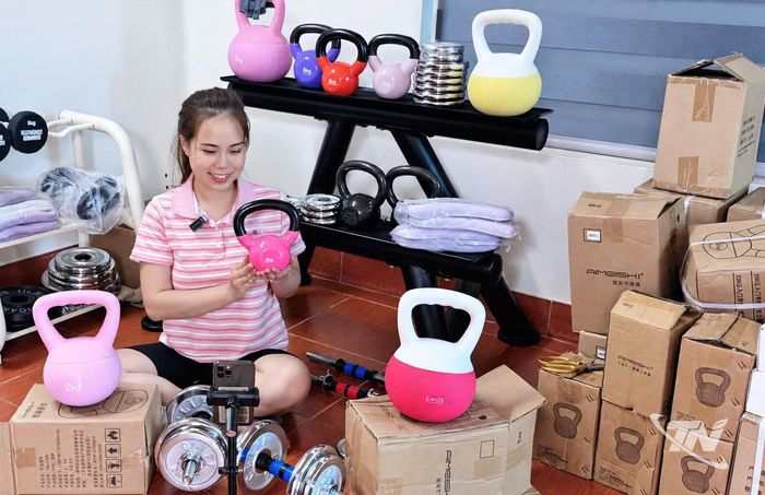 Chị Đặng Thu Huệ trong một phiên livestream giới thiệu, bán các sản phẩm dụng cụ thể thao trên nền tảng số.