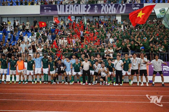 FC Thái Nguyên chia sẻ niềm vui chiến thắng với cổ động viên trong trận ra quân Giải Hạng Nhất Quốc gia 2026-2027.