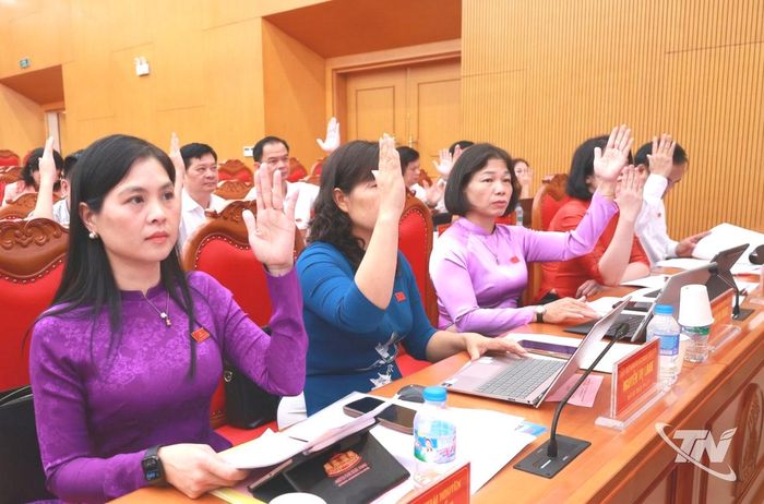 Đại biểu HĐND tỉnh biểu quyết thông qua các nghị quyết quan trọng tại Kỳ họp thứ tư HĐND tỉnh khóa XV.