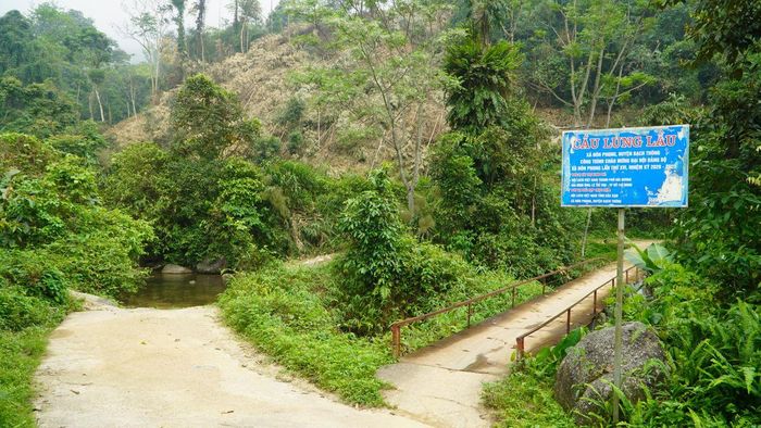 Thôn Nà Lồm, xã Phong Quang vẫn còn nhiều khó khăn trong việc đi lại.
