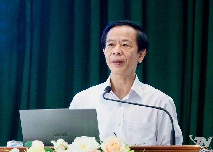 Đồng chí Đàm Quang Tuyến, Phó Chủ tịch Ủy ban MTTQ Việt Nam tỉnh truyền đạt các nội dung.
