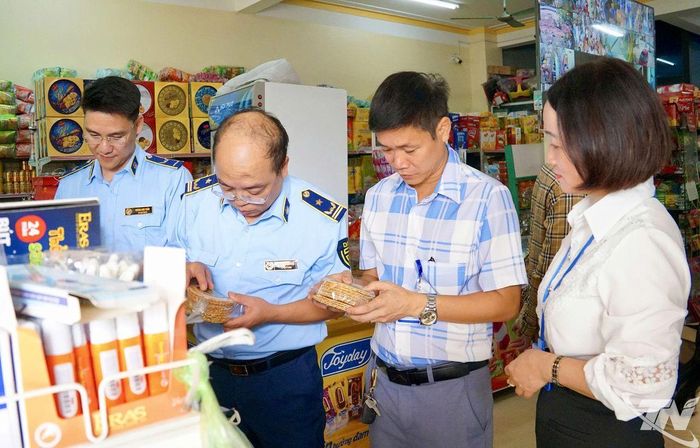 Đoàn liên ngành của tỉnh kiểm tra tại cửa hàng kinh doanh Hải Thủy, ở tổ dân phố Tân Quang, phường Bách Quang.