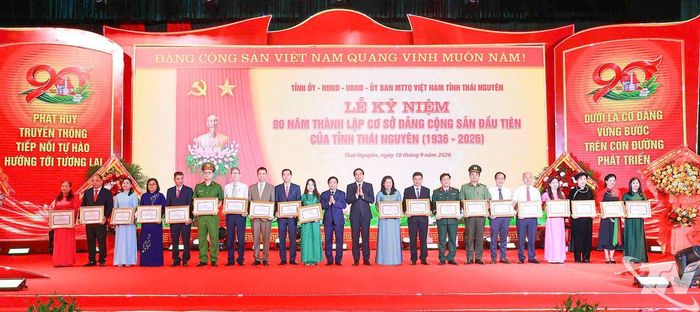 Trao Bằng khen cho 10 tổ chức đảng và 10 đảng viên tiêu biểu.