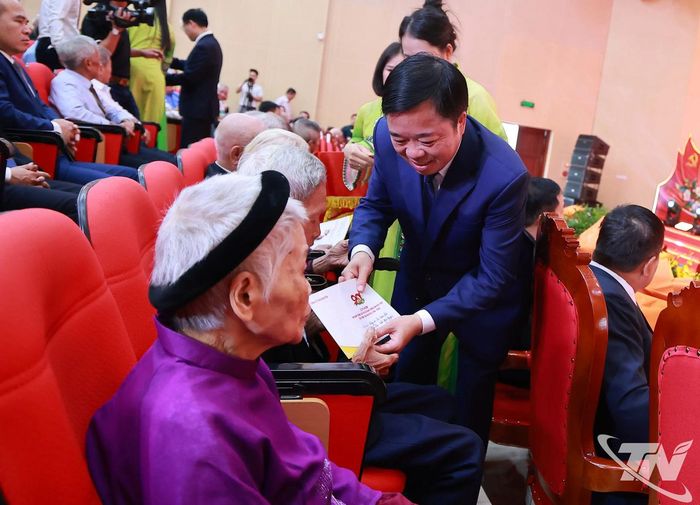 Đồng chí Bùi Văn Lương, Phó Bí thư Tỉnh ủy, Chủ tịch HĐND tỉnh trao quà tri ân các Mẹ Việt Nam Anh hùng, Anh hùng Lực lượng vũ trang nhân dân, Anh hùng Lao động.