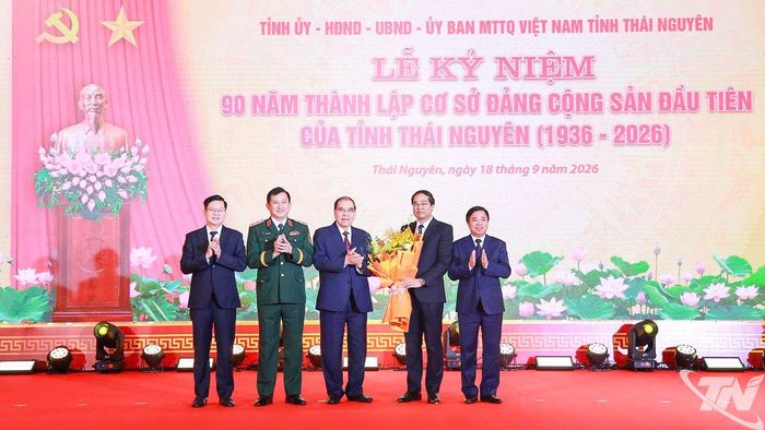 Các đồng chí Thường trực Tỉnh ủy tặng hoa đồng chí Nông Đức Mạnh, nguyên Tổng Bí thư Ban Chấp hành Trung ương Đảng Cộng sản Việt Nam, nguyên Bí thư Tỉnh ủy, nguyên Chủ tịch UBND tỉnh Bắc Thái.