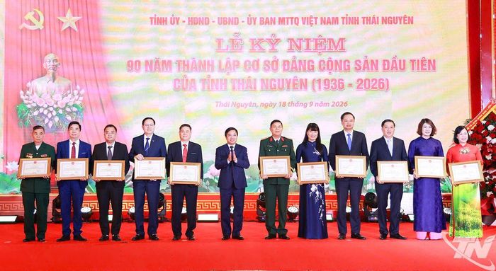 Trao Bằng khen cho 7 tập thể và 5 cá nhân tiêu biểu, có đóng góp quan trọng trong sự nghiệp đấu tranh cách mạng, xây dựng và bảo vệ Tổ quốc.
