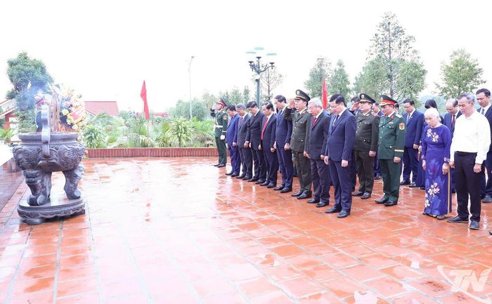Đoàn đại biểu tỉnh dâng hương tại Di tích lịch sử nơi thành lập cơ sở Đảng Cộng sản đầu tiên của tỉnh.