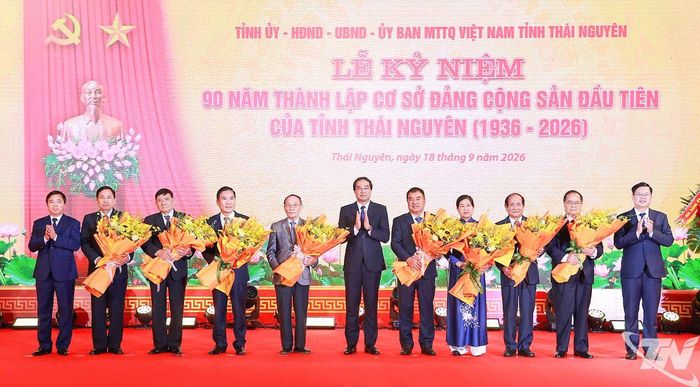 Các đồng chí Thường trực Tỉnh ủy tặng hoa các đồng chí nguyên Phó Bí thư Tỉnh ủy, nguyên Chủ tịch HĐND tỉnh.