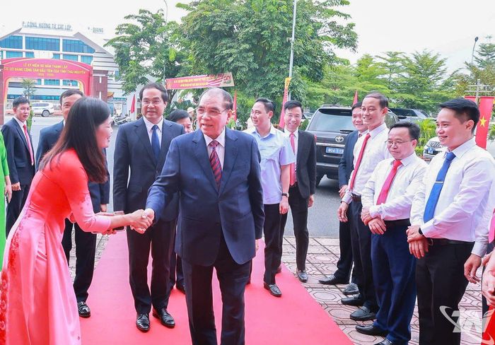 Đồng chí Nông Đức Mạnh, nguyên Tổng Bí thư Ban Chấp hành Trung ương Đảng, nguyên Bí thư Tỉnh ủy, nguyên Chủ tịch UBND tỉnh Bắc Thái dự Lễ kỷ niệm.