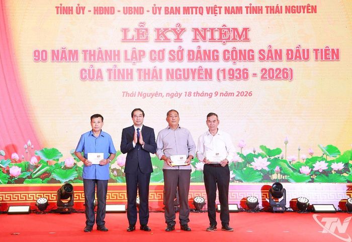 Đồng chí Bí thư Tỉnh ủy Trịnh Xuân Trường trao quà tri ân cho thân nhân các đảng viên thuộc cơ sở Đảng đầu tiên của tỉnh.